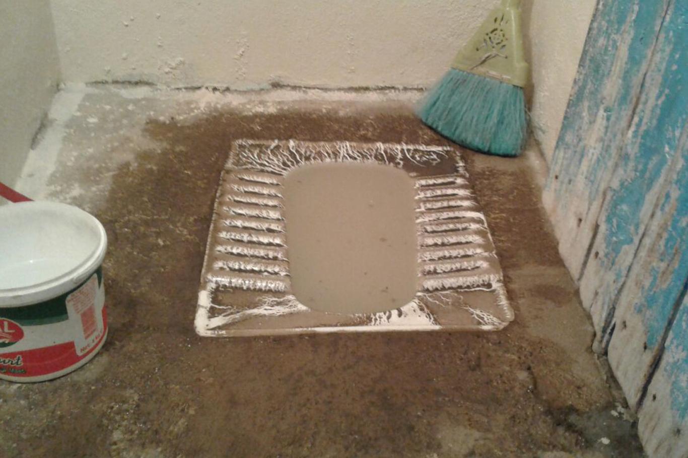 Evini lağım suyu basan vatandaş tepkili Evini lağım suyu basan vatandaş tepkili